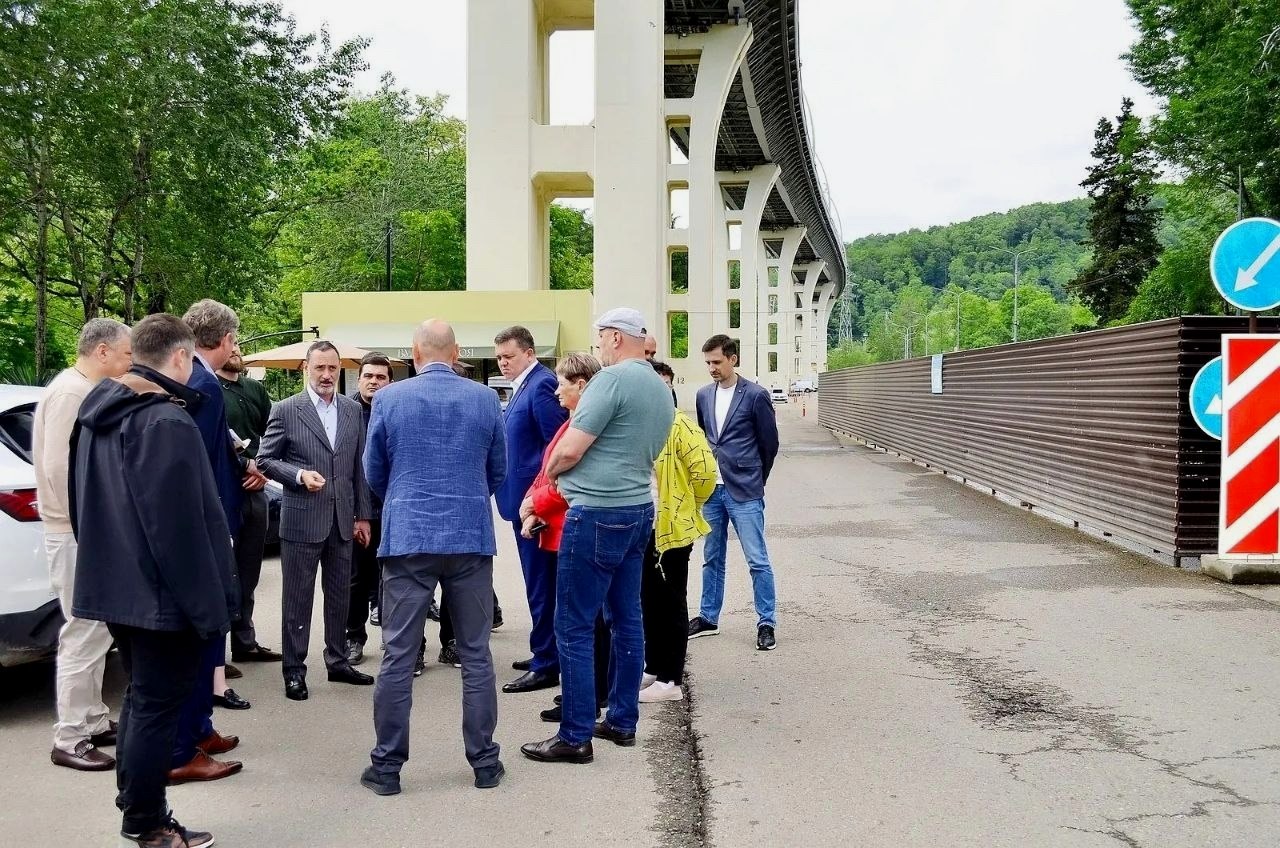 Депутат ЗСК Виктор Тепляков посетил сквер на Мацесте в Хостинском районе Сочи