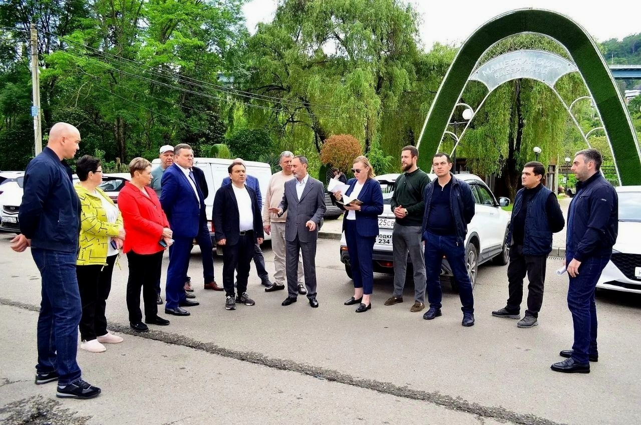 Депутат ЗСК Виктор Тепляков посетил сквер на Мацесте в Хостинском районе Сочи
