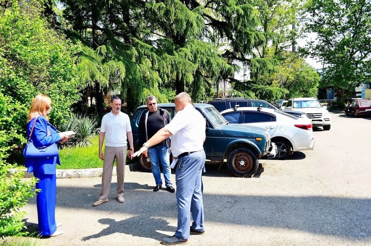Депутат ЗСК Виктор Тепляков провёл обход микрорайона Гагаринский в Сочи