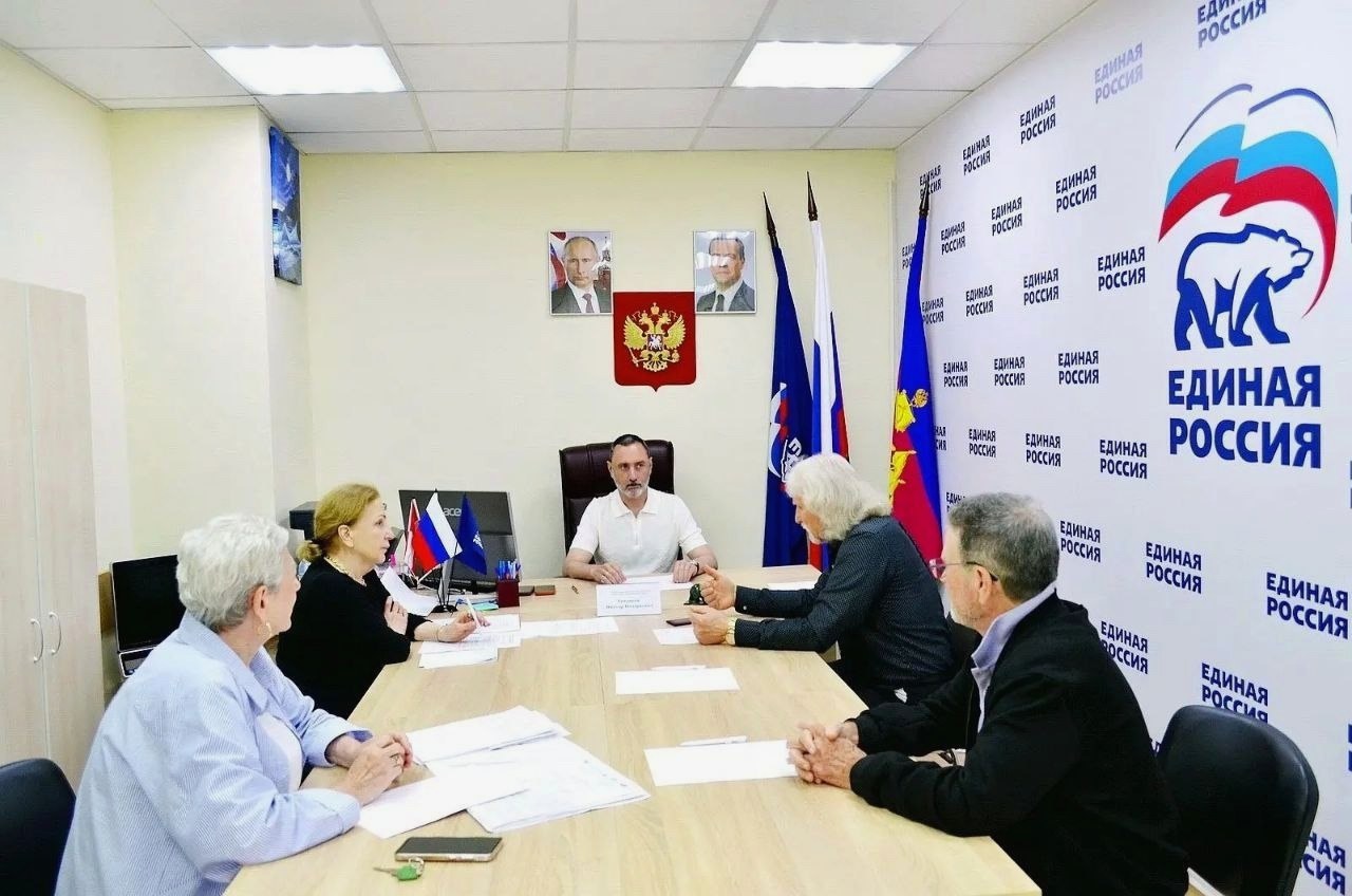 Депутат ЗСК Виктор Тепляков провёл приём граждан в Сочи