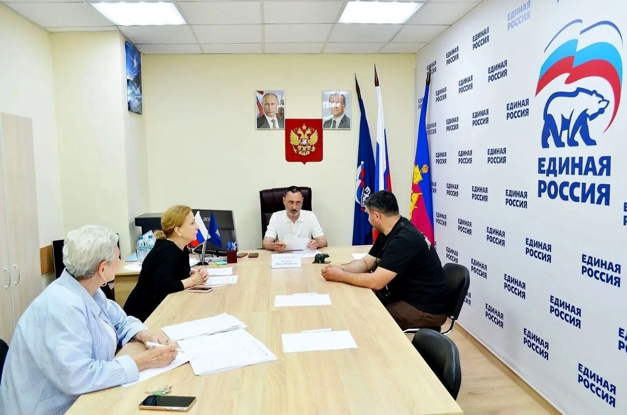 Депутат ЗСК Виктор Тепляков провёл приём граждан в Сочи