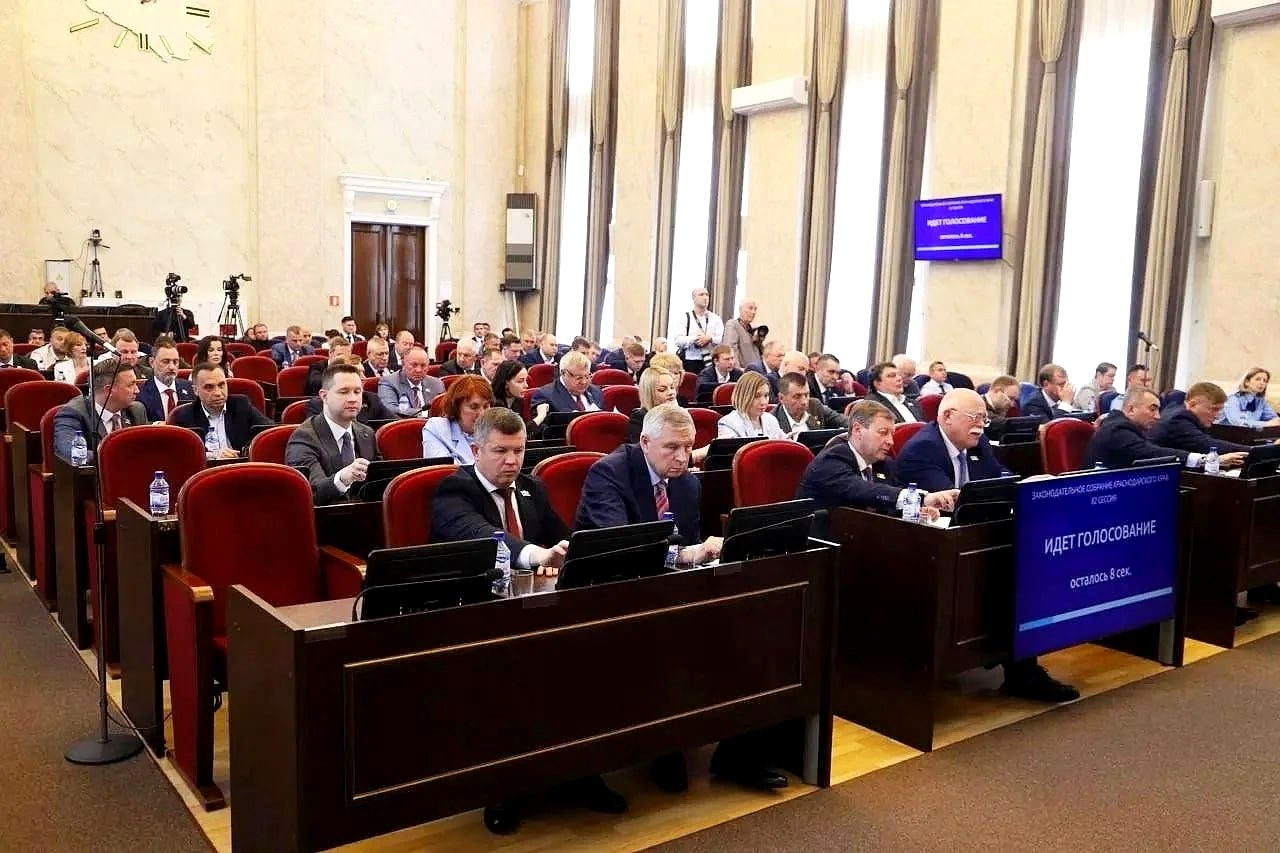 Депутат ЗСК Виктор Тепляков участвует в 82-й сессии краевой Думы