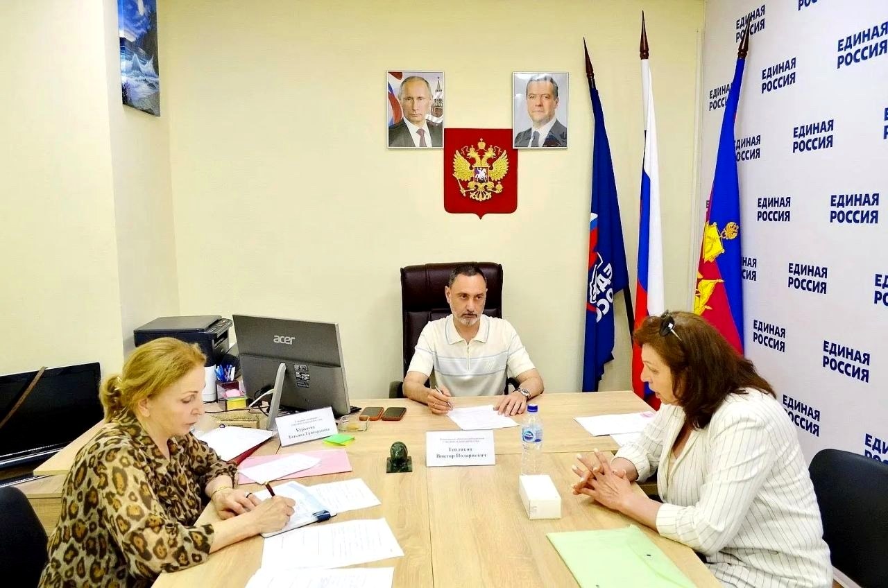 Депутат Законодательного Собрания Виктор Тепляков провел прием граждан в Общественной приёмной