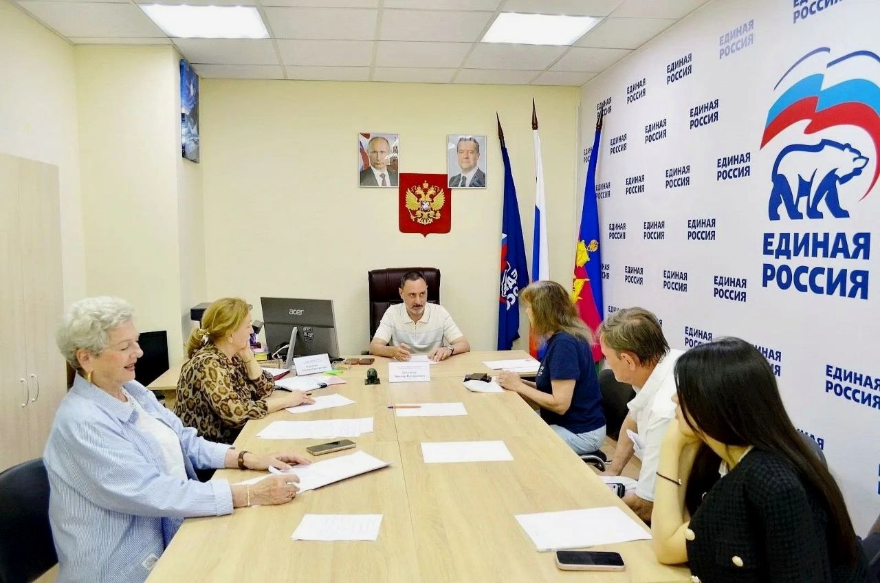 Депутат Законодательного Собрания Виктор Тепляков провел прием граждан в Общественной приёмной