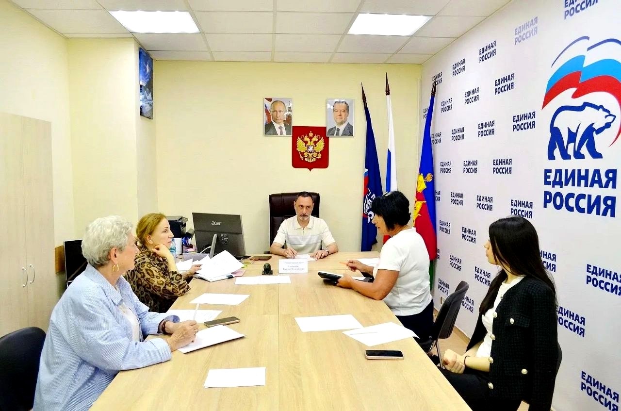 Депутат Законодательного Собрания Виктор Тепляков провел прием граждан в Общественной приёмной