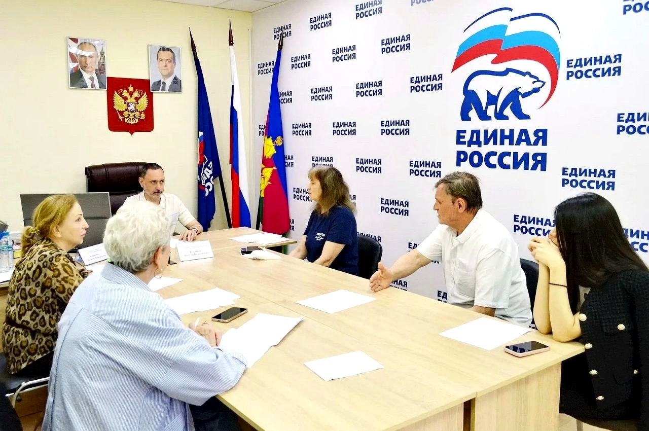 Депутат Законодательного Собрания Виктор Тепляков провел прием граждан в Общественной приёмной