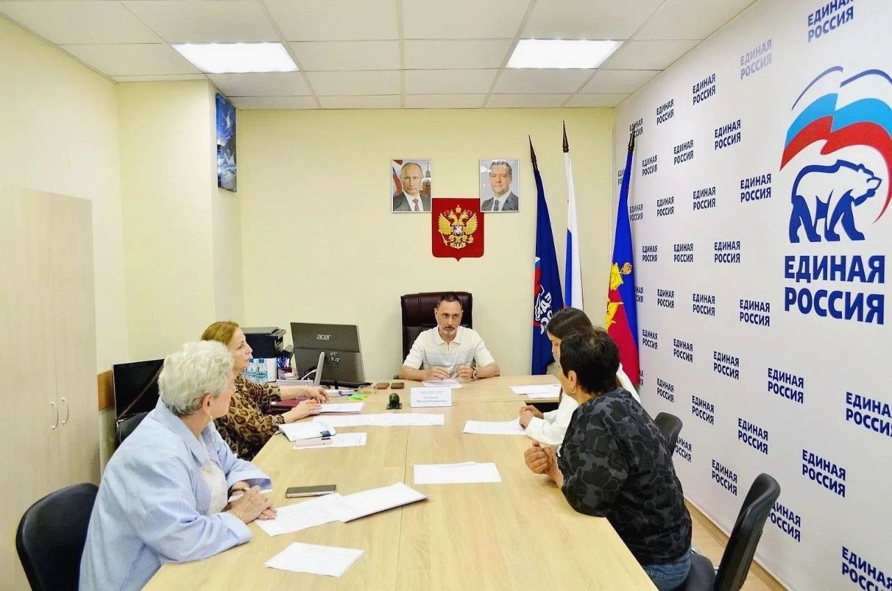 Депутат Законодательного Собрания Виктор Тепляков провел прием граждан в Общественной приёмной