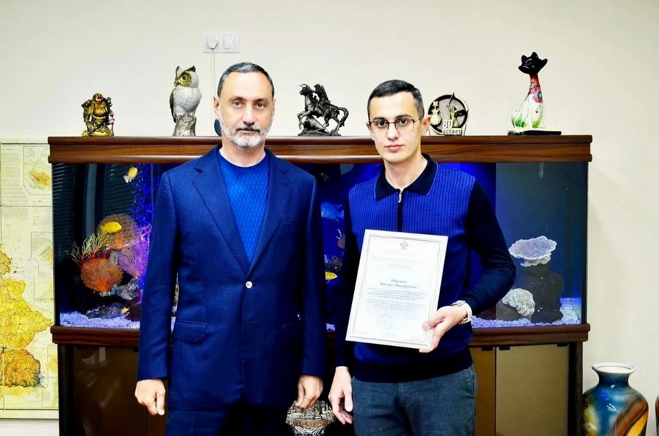 Депутат ЗСК Виктор Тепляков вручил Благодарности специалистам Сочи