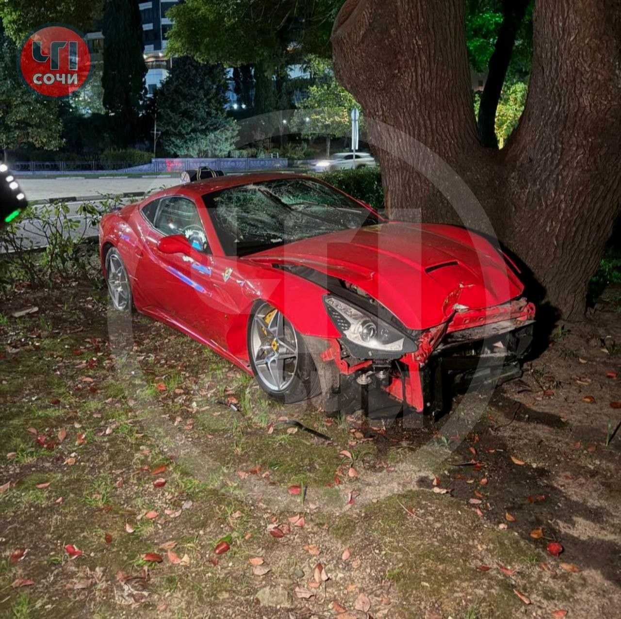 Авария с Ferrari California в центре Сочи: снесённый дорожный знак и вылет в кусты